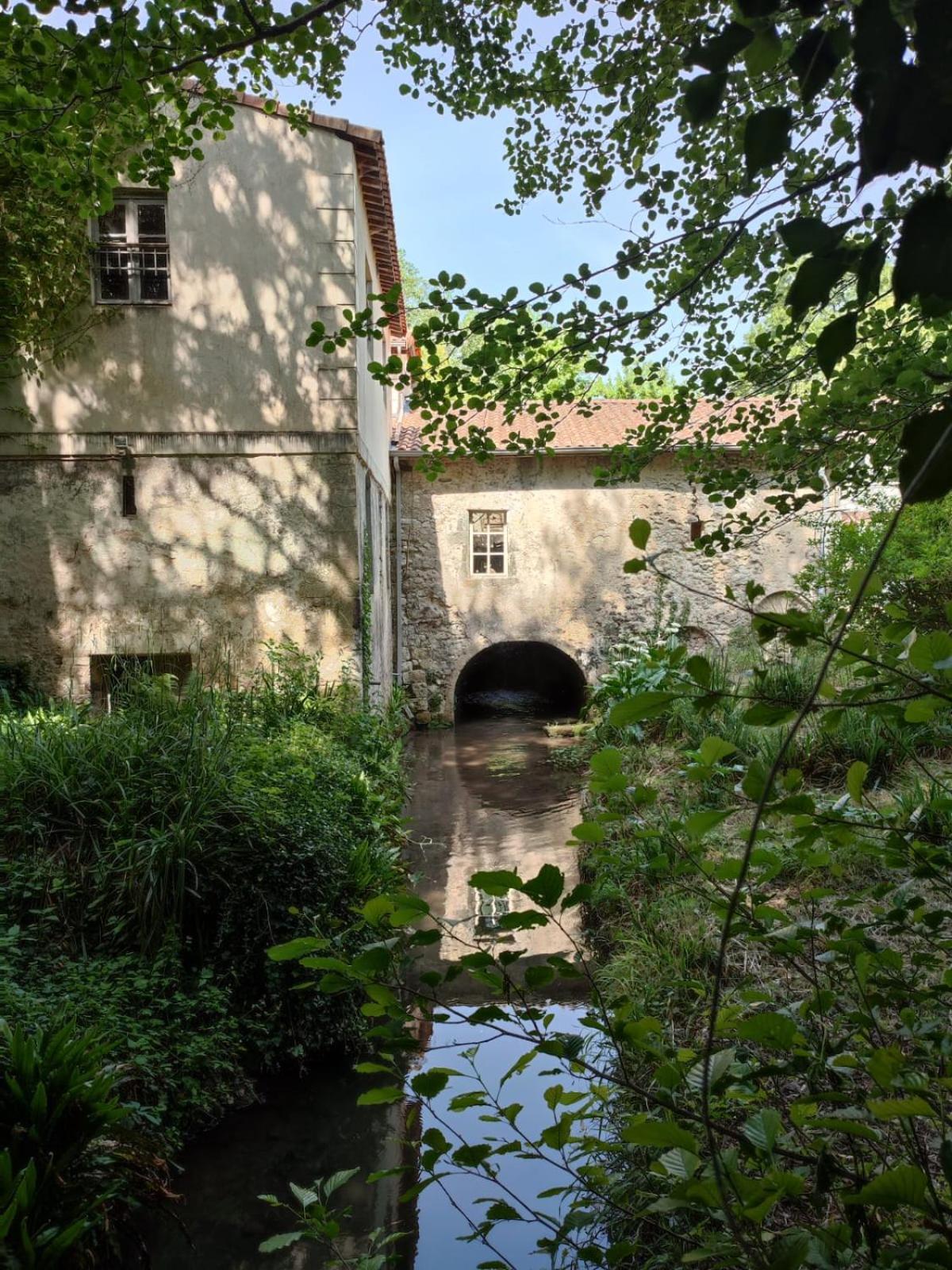 Chambre D'Hotes Le Moulin De Moulis Bed & Breakfast Exterior photo