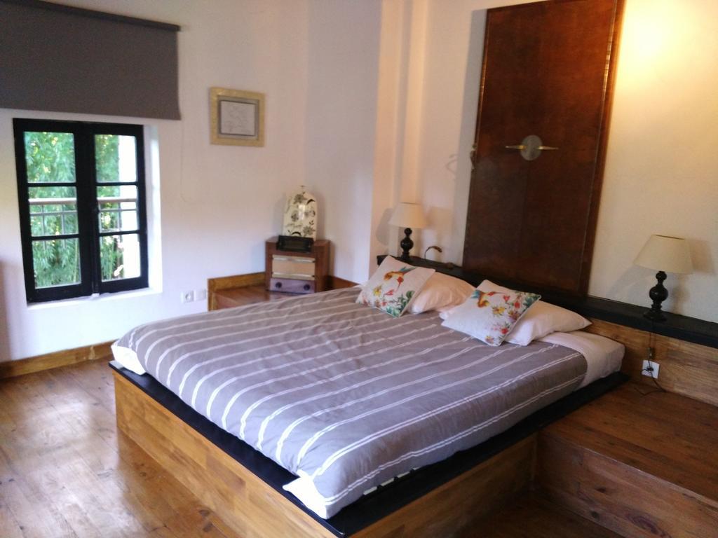 Chambre D'Hotes Le Moulin De Moulis Exterior photo